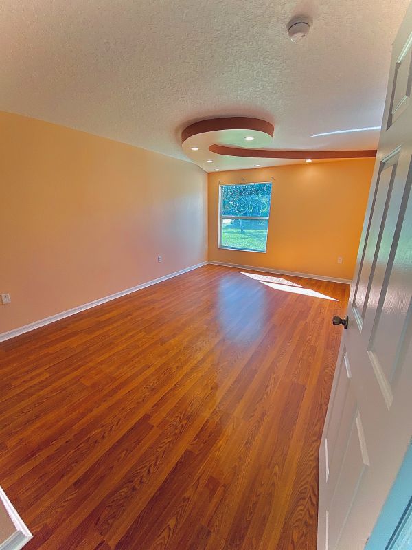 Chambre principale · Rosace de plafond et parquet