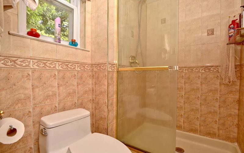 Badezimmer · Geschlossene Dusche, gefliest