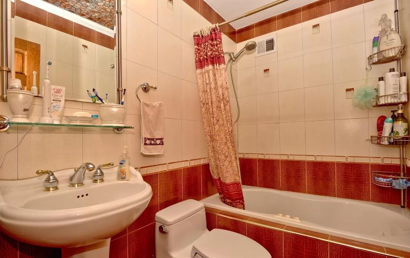 Badezimmer · Gefliste Wanneneinfassung