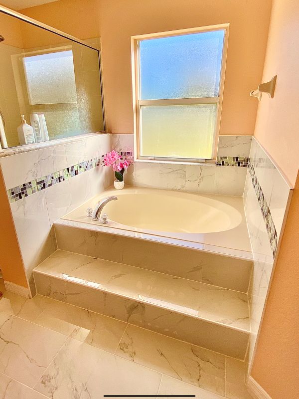 Salle de bain principale · Habillage de baignoire et frise en mosaïque