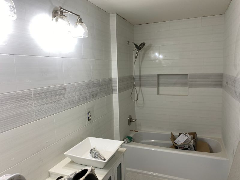 Badezimmer · Großformatige Wandfliesen